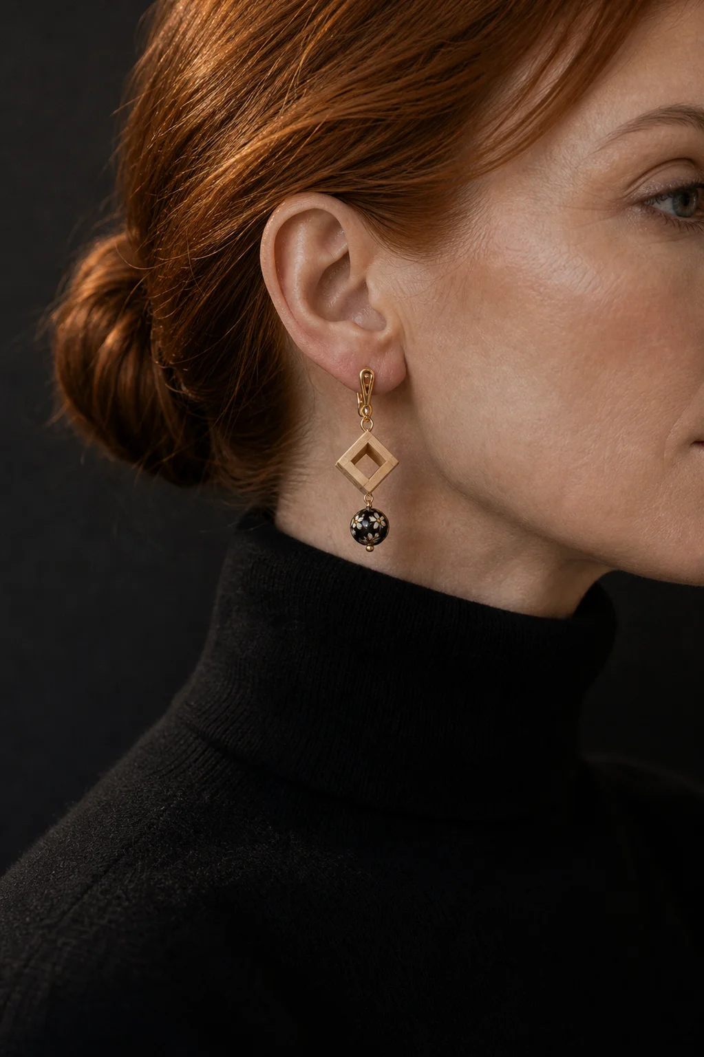 Black Blossom Earrings 着用写真