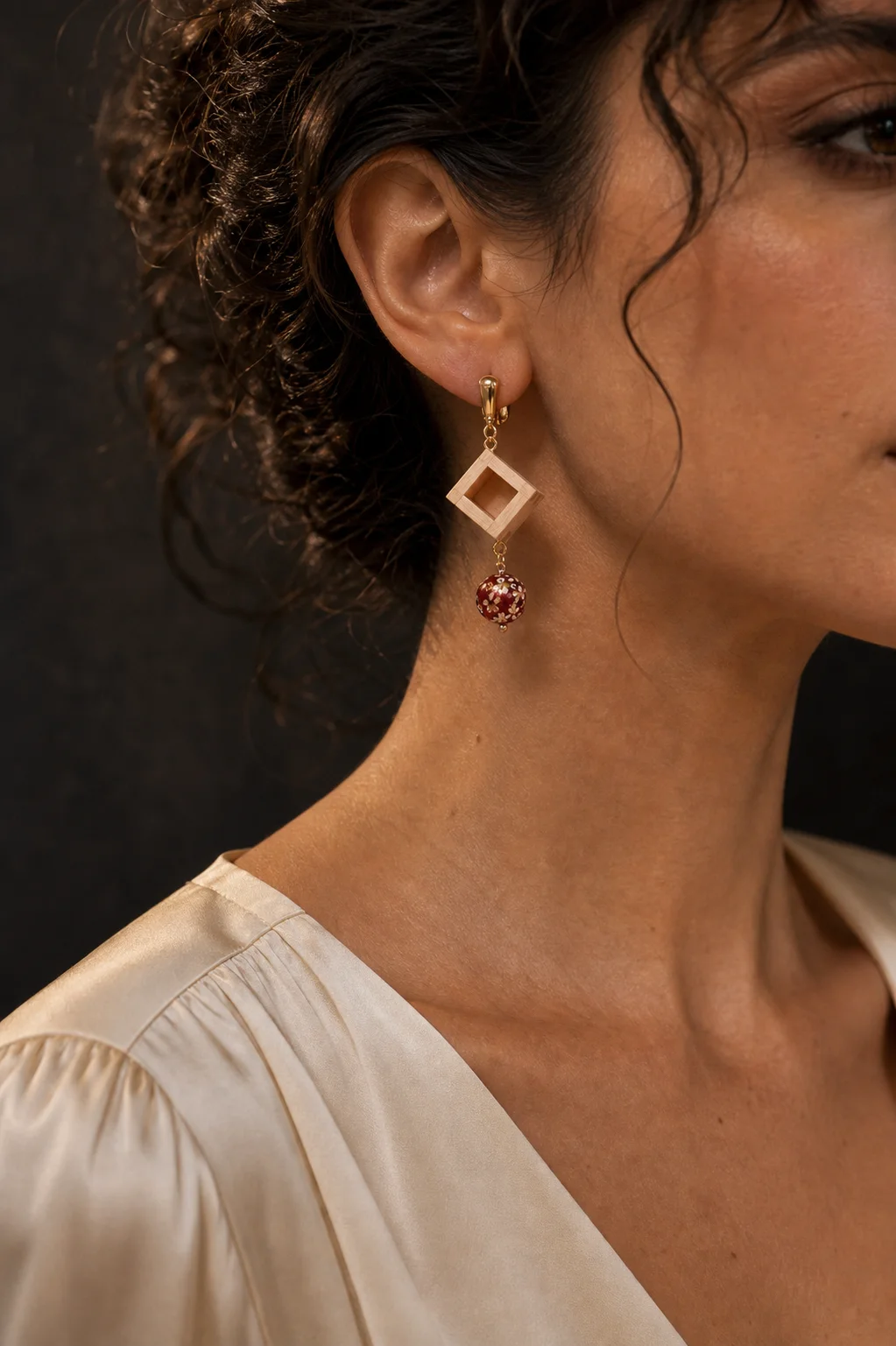 Red Blossom Earrings 着用写真