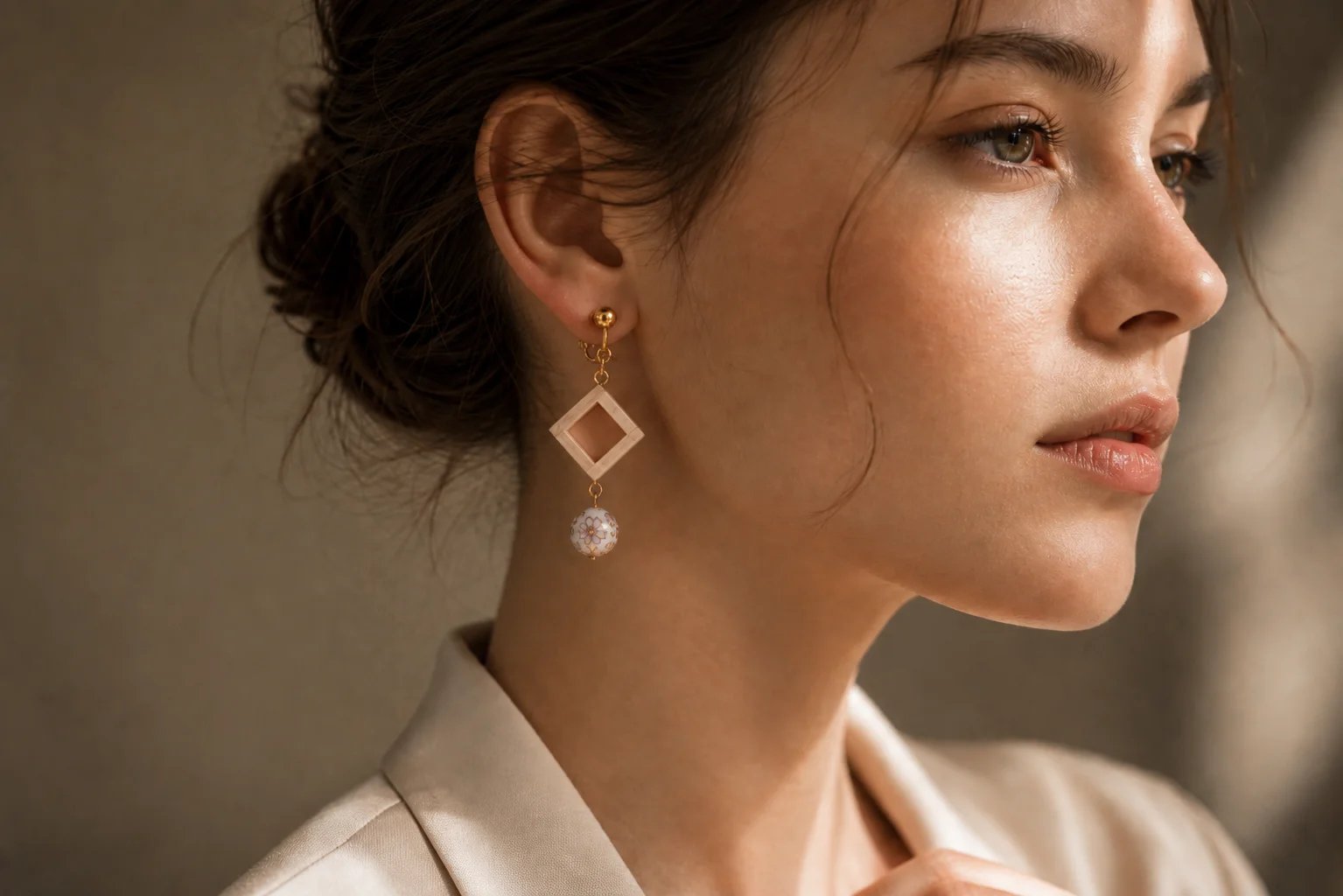 White Blossom Earrings 着用写真