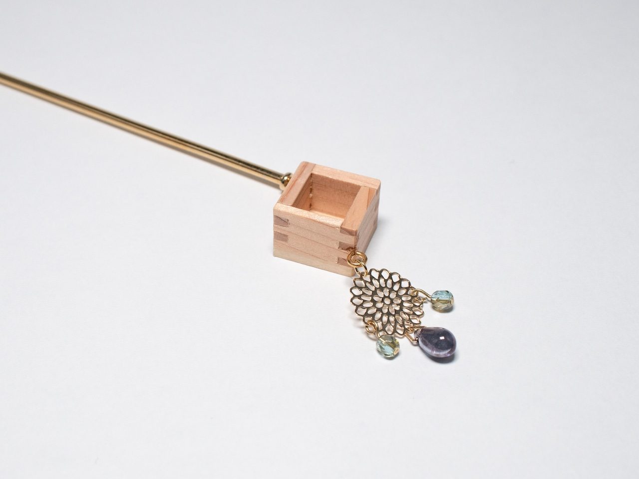 KUMIKI kanzashi bijoux — épingle à cheveux japonaise intégrant un masu miniature en hinoki, artisanat arare-gumi