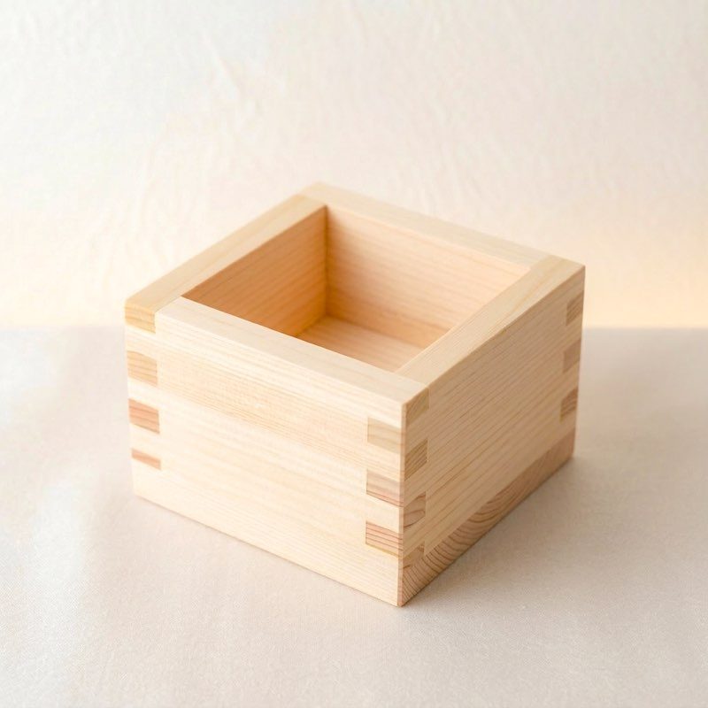Masu traditionnel japonais en bois de hinoki avec assemblage arare-gumi — symbole de prospérité, 1 300 ans de tradition
