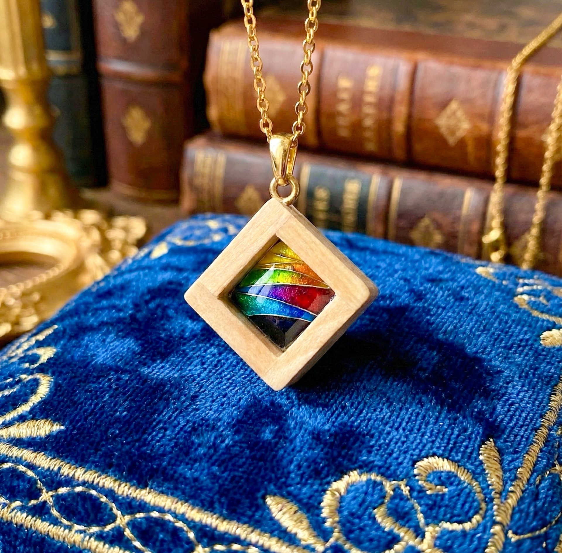 Collier masu arc-en-ciel, realisation sur mesure