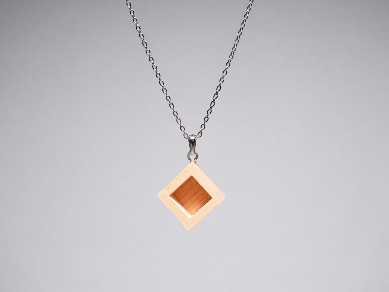 KUMIKI collier masu — pendentif en bois de hinoki et argent 925, assemblage arare-gumi, bijou japonais artisanal