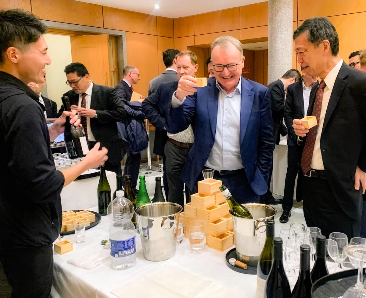 在アイルランド日本国大使館 レセプションパーティー 2024 — FOMUS枡で日本酒をサービス